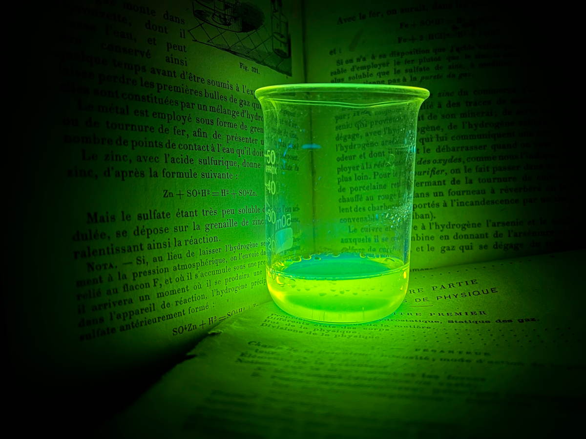 Chimioluminescence dans un becher.