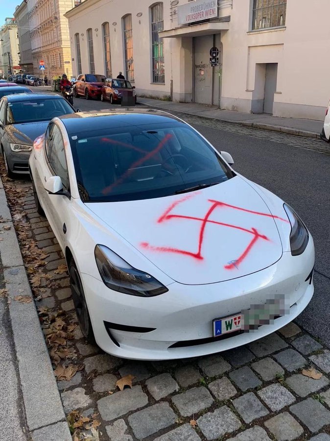 Tesla avec croix gammée